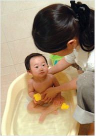 목욕하는 아기