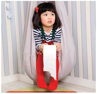 휴지를 들고 앉아있는 여자아이