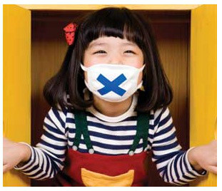 엑스표시가된 마스크를 쓴 여자아이