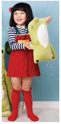 인형을 들고있는 여자아이