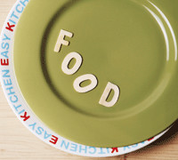 FOOD라고 적힌 종이가 올려진 접시