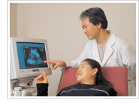 초음파 사진을 보는 의사와 임산부