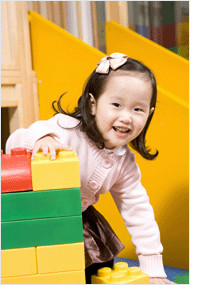 블럭놀이 하는 여자아이