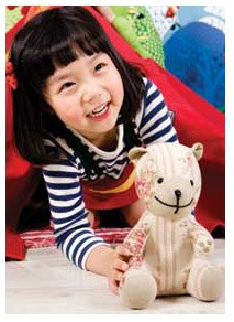 인형을 가지고노는 여자아이