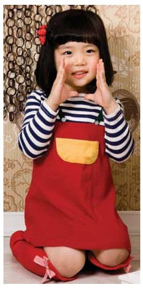 손을 입으로 모은 여자아이