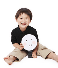 얼굴모양 판을 들고 웃고있는 아이