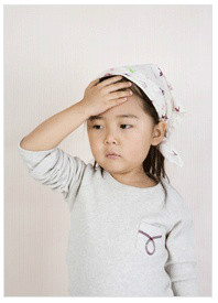 머리에 손을 올린 여자아이