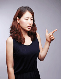 이야기하고있는 여성
