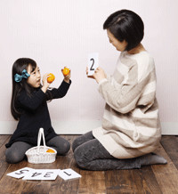 숫자 놀이를 하는 여성과 여자아이