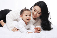 아이와 함께 엎드려있는 여성