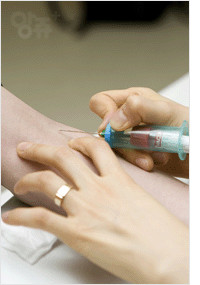 손등에 주사 맞고 있는 모습