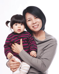 아이를 안고있는 여성